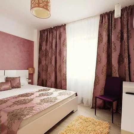 Deluxe Nirvana * Mamaia